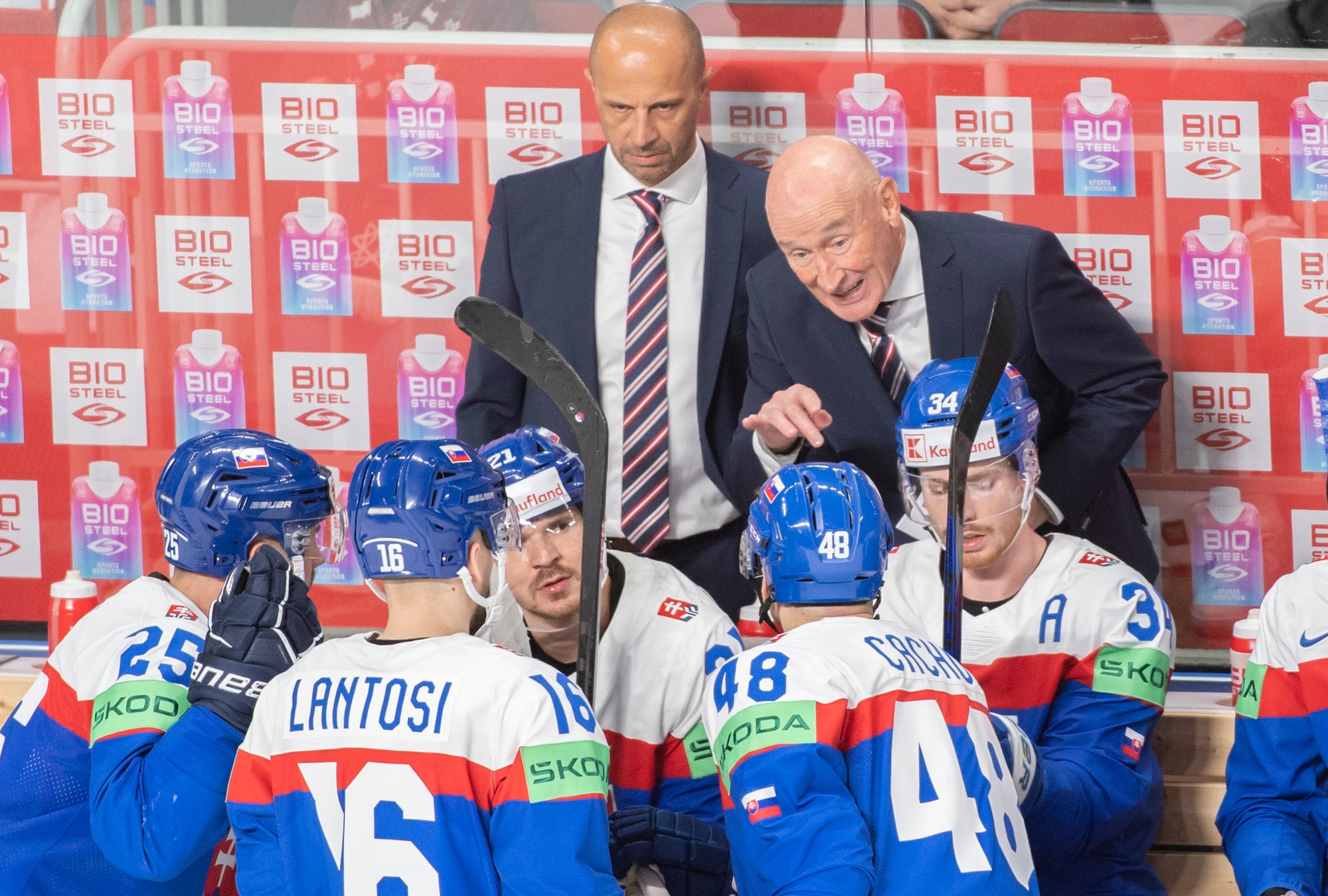 Tréner slovenskej hokejovej reprezentácie Craig Ramsay (hore vpravo), jeho asistent Ján Pardavý (hore vľavo), dole sprava Peter Cehlárik, Viliam Čacho, Miloš Kelemen, Róbert Lantoši a Alex Tamáši.