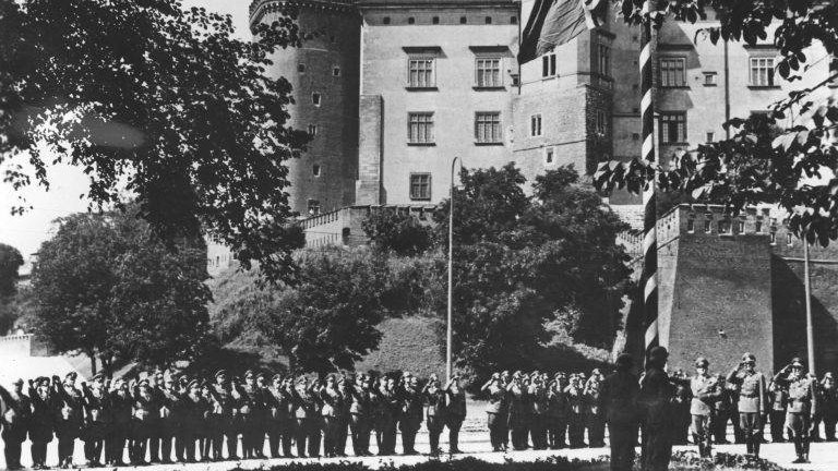 Uroczystości z okazji przeniesienia dowództwa wojskowego Generalnego Gubernatorstwa do Krakowa. Wciąganie flagi III Rzeszy.