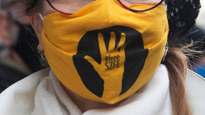 Megkéseltek egy nőt egy csepeli buszon, mert SZFE-s maszkot viselt – fotók