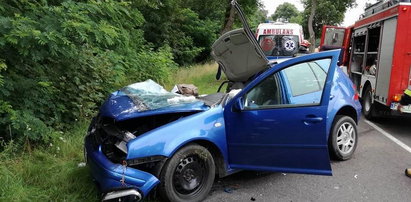 19-latek roztrzaskał auto o drzewo. Ranne kobieta i dziecko