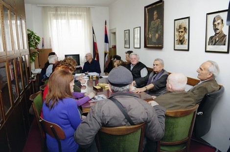 Članovi Udruženja logoraša Jasenovac na sastanku u prostorijama Saveza boraca NOB-a 