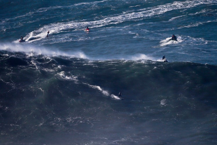 Portugalia Praia do Norte in Nazare wielkie fale surfing