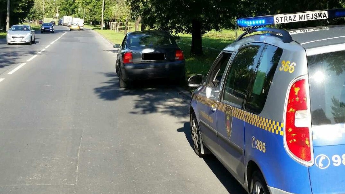 Wczoraj po popołudniu o mały włos nie doszło do tragedii na ulicy Kocmyrzowskiej w Nowej Hucie. Strażnicy miejscy zatrzymali kompletnie pijanego mężczyznę, który prowadził samochód. Kierowca był tak pijany, że zasnął za kierownicą. Miał trzy promile.