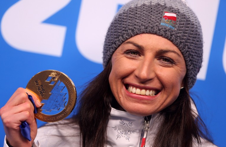 Zimowe Igrzyska Olimpijskie - Soczi 2014 - Justyna Kowalczyk podczas ceremonii dekoracji medalistek biegu na 10 km techniką klasyczą. Polka zdobyła złoty medal