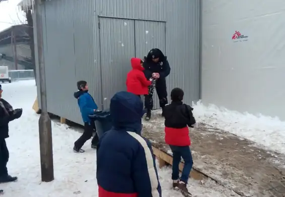 Serbska policja starła się z dziećmi syryjskich uchodźców... na śnieżki!