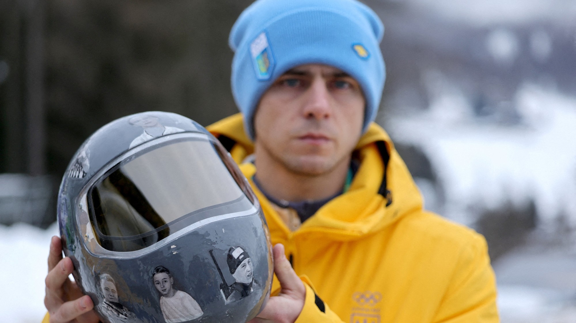 Vladyslav Heraskevyč s prilbou, pre ktorú ho diskvalifikovali