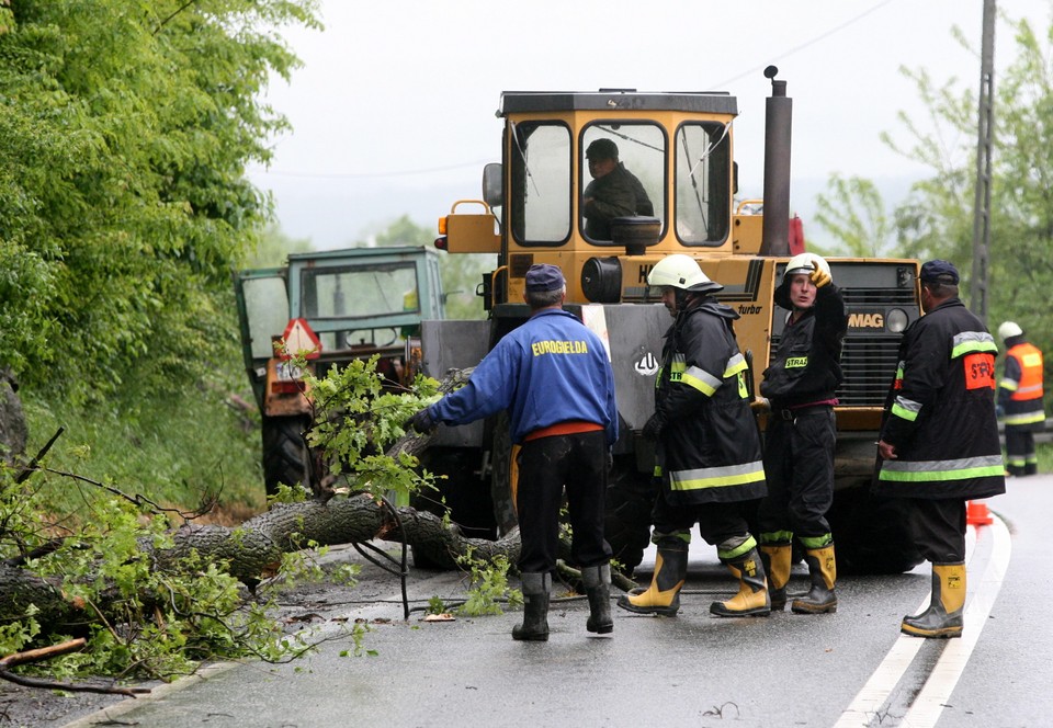 CZCHÓW POWÓDŻ OSUWISKO ZAMKNIĘTA DROGA