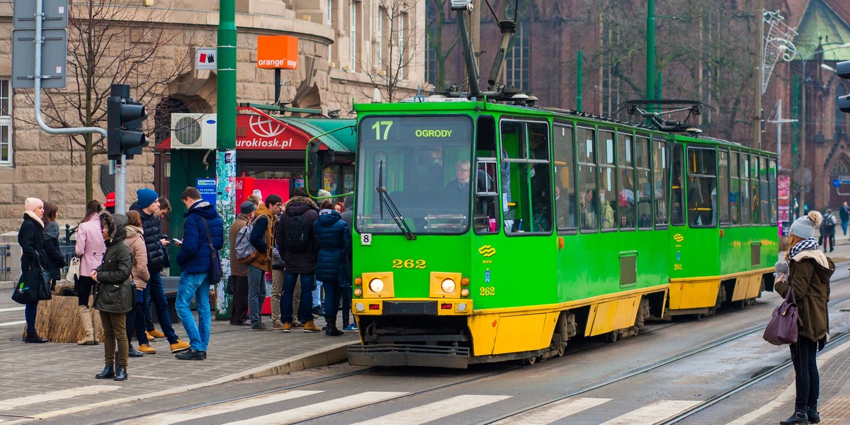 Pasażerowie na przystanku tramwajowym 