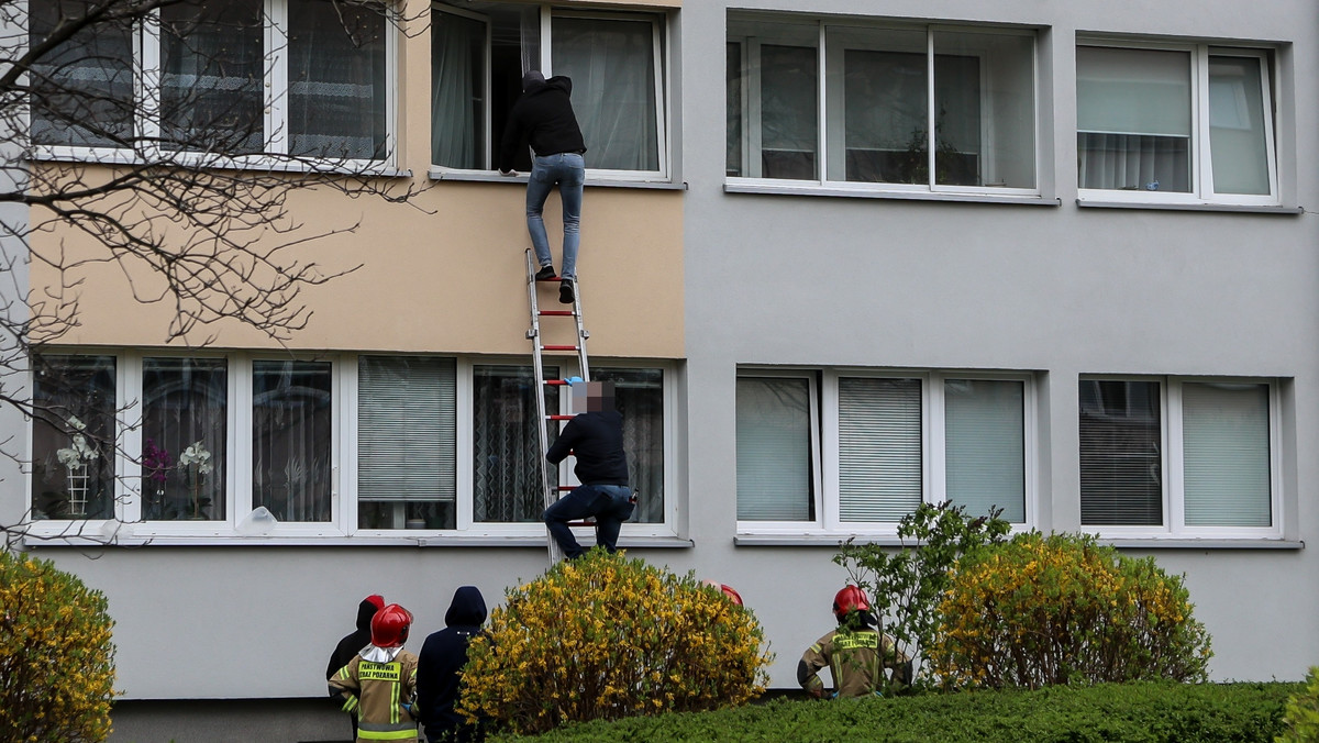 Policyjne taśmy przed klatką. Wkrótce wyniesiono ciało. Co stało się we wrocławskim bloku?