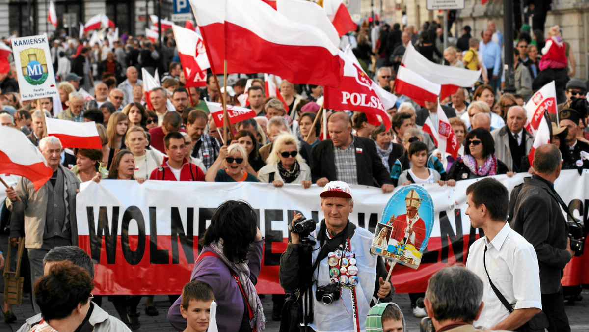 Prawo i Sprawiedliwość organizuje 13 grudnia w Warszawie Marsz Wolności, Niepodległości i Solidarności. Do udziału zachęca w nagranym już spocie. Zachęcają też znane nazwiska z komitetu honorowego. Prezes PiS mówi, że marsz jest organizowany, bo "wolność w Polsce jest zagrożona".