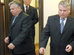 Partie wyrzucają pieniądze w błoto