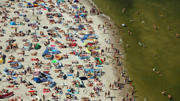 Tłum na plaży w Łebie nad Morzem Bałtyckim