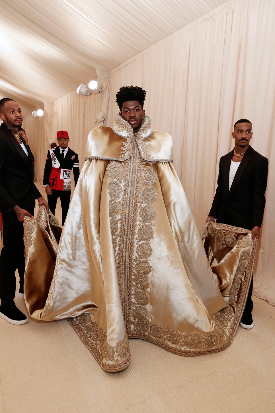 Lil Nas X három arany szettet is viselt a Met gála vörös szőnyegén
