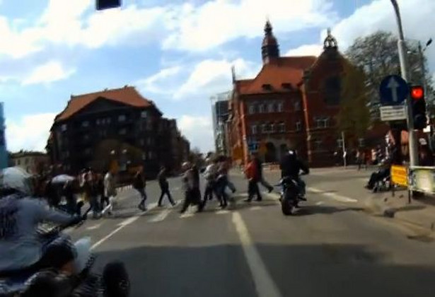 Szokujące popisy motocyklistów w Katowicach. Policja poluje na uczestników. Wideo