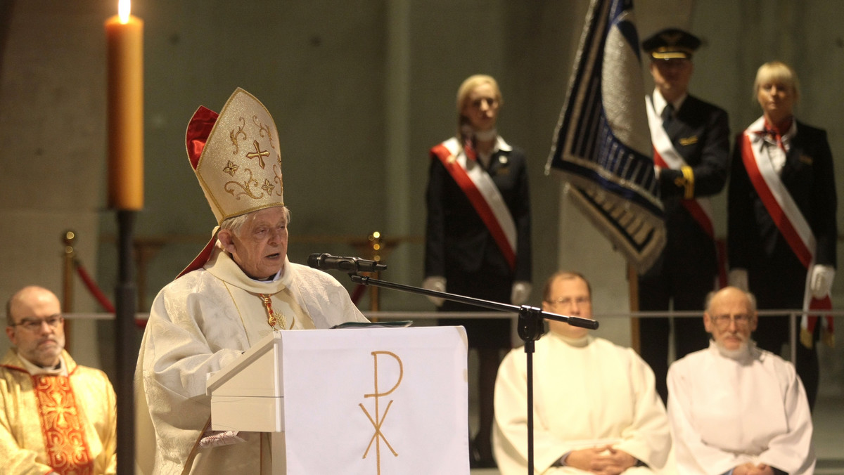 - Do części Warszawy przedarł się szatan, wróg pokoju i szerzyciel nienawiści - powiedział wczoraj w Świątyni Opatrzności Bożej kard. Józef Glemp. W ten sposób prymas-senior odniósł się do zamieszek, jakie wybuchły podczas stołecznych obchodów Dnia Niepodległości.