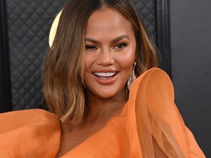 Chrissy Teigen a világ legszebb ruhájában villantott