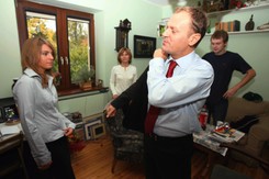 Ślady po kulach, 'zimą ciągnie od piwnicy'... Jak mieszka Donald Tusk? GALERIA