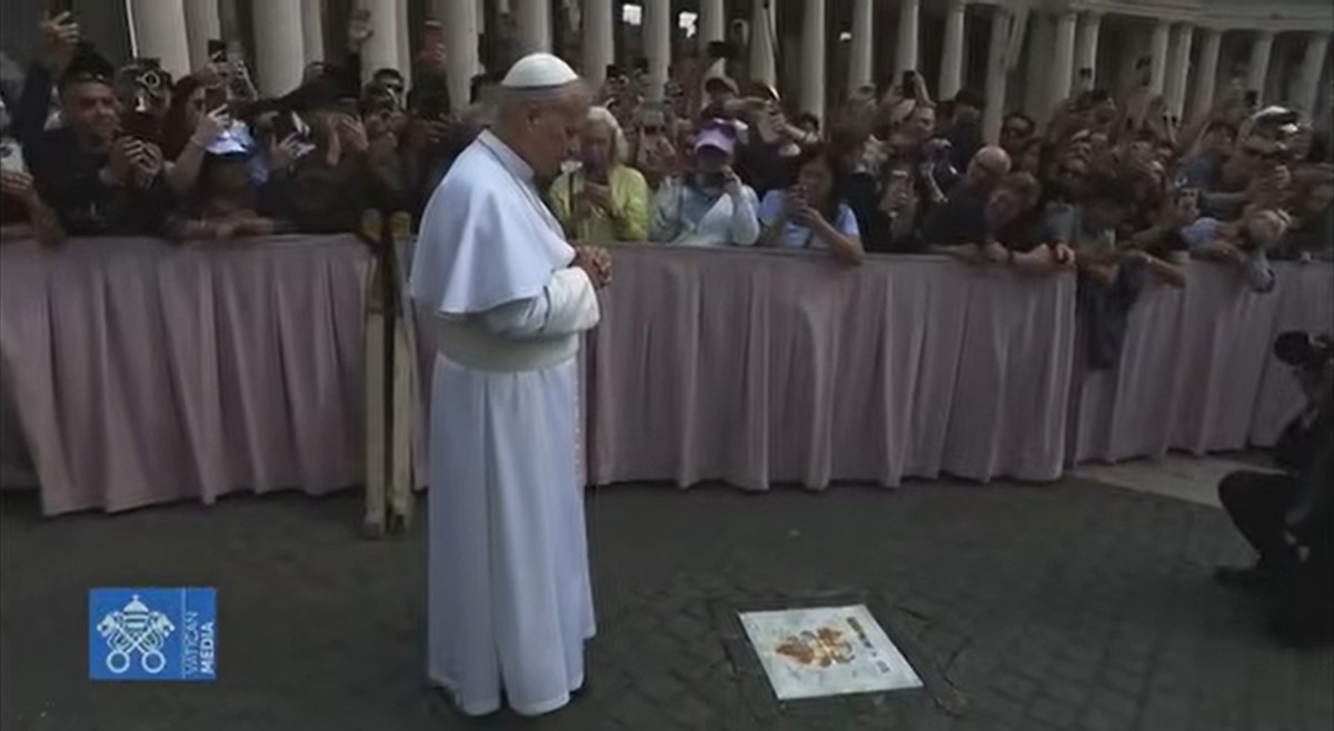 Papież Leon XIV nagle przystanął. Niespodziewanie wspomniał Jana Pawła II