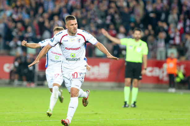 Zawodnik Górnika Zabrze Lukas Podolski (C) cieszy się z gola w meczu piłkarskiej Ekstraklasy z GKS Katowice