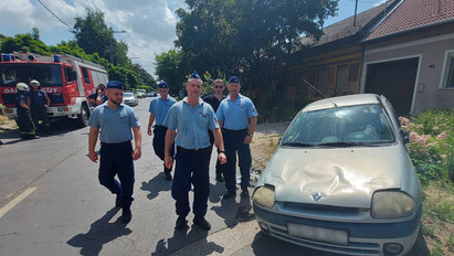 Igazi hősök: felborult autó alá szorult sérült életét mentették meg váci fegyőrök