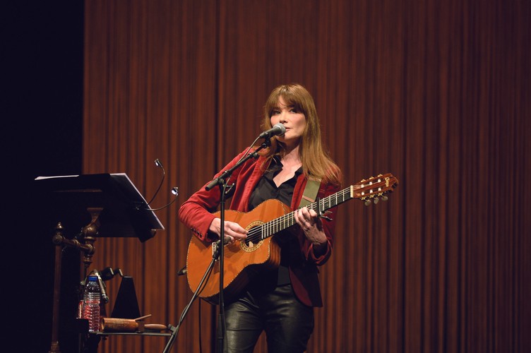 Carla Bruni intymnie w Olympii