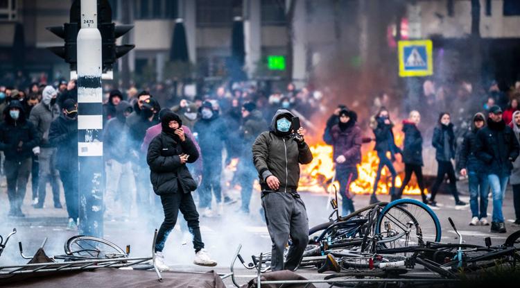 Eindhoven, 2021. január 25. Tüntetők tiltakoznak a koronavírus-járvány terjedése ellen bevezetett kijárási tilalom miatt Eindhovenben 2021. január 24-én. Hollandiában országszerte tüntető csoportok gyűltek össze annak ellenére, hogy minden fajta csoportos gyülekezést betiltottak a hatóságok. A rendőrök több mint 200 embert őrizetbe vettek.