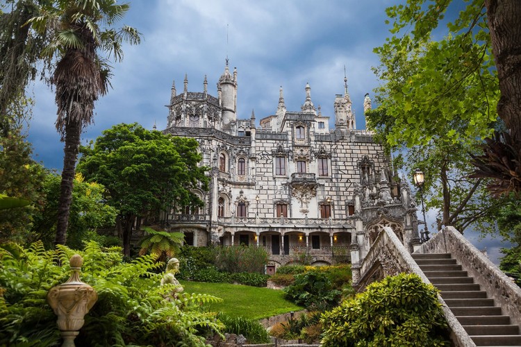 1. miejsce: Quinta da Regaleira – pałac pełen symboli i niezwykłych metafor wraz z przylegającym pięknym ogrodem, wpisany jest na światową listę dziedzictwa UNESCO.