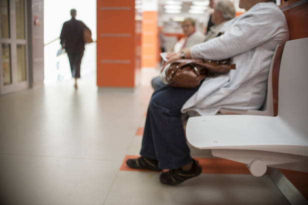 Osoby, które mają pierwszeństwo w korzystaniu ze świadczeń opieki zdrowotnej, mogą uniknąć długiego oczekiwania na wizytę u lekarza