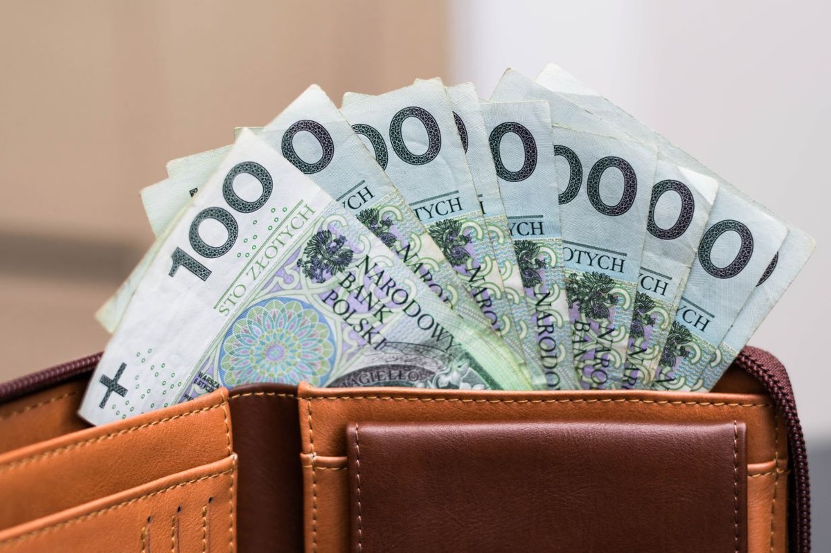 Policjanci chcą świadczenia mieszkaniowego (630-1800 zł) i odpraw mieszkaniowych (wartych nawet 250 000 zł). Czym różnią się te świadczenia?