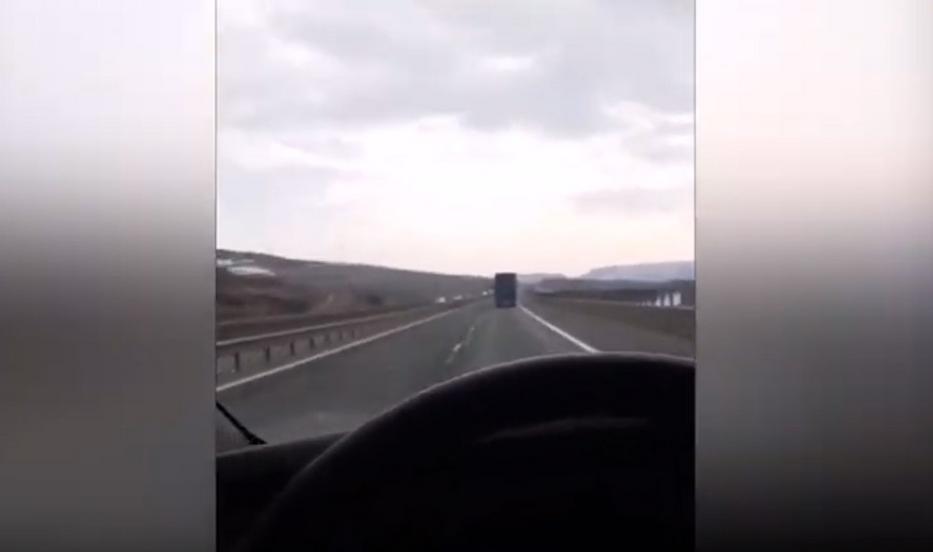 Facebookon élőzött a román kisbusz sofőrje, durva baleset lett belőle