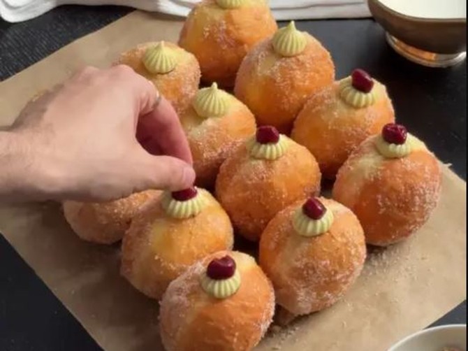 Krofne sa kremom od pistaća i džemom od višanja