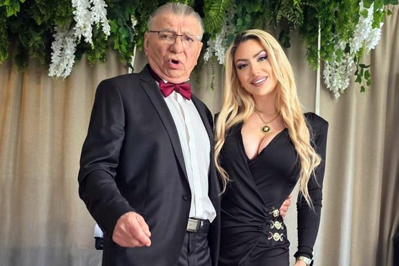MILENKO PAVLOV OŽENIO SINA Glumac puca od elegancije na gala svadbi u Beogradu: Crvena leptir mašna, zalizana kosa i crno odelo (Foto)