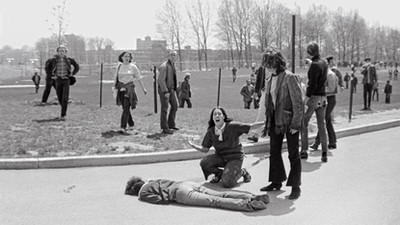 Przy zwłokach Jeffreya Millera przyklęka Mary Ann Vecchio – słynna fotografia Johna Filo z kampusu uniwersytetu w Kencie, 4 maja 1970 r.