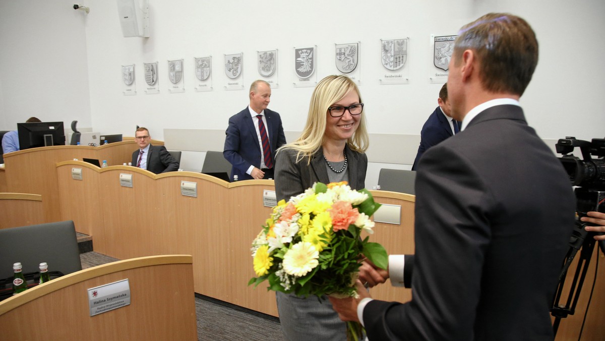 Olgierd Kustosz z PSL jest nowym zachodniopomorskim wicemarszałkiem, członkiem zarządu województwa została Anna Bańkowska. W sejmiku po raz pierwszy zasiedli dwaj nowi radni: Łukasz Młynarczyk i Adam Fedeńczak. Te zmiany to efekt niedawnych wyborów parlamentarnych.