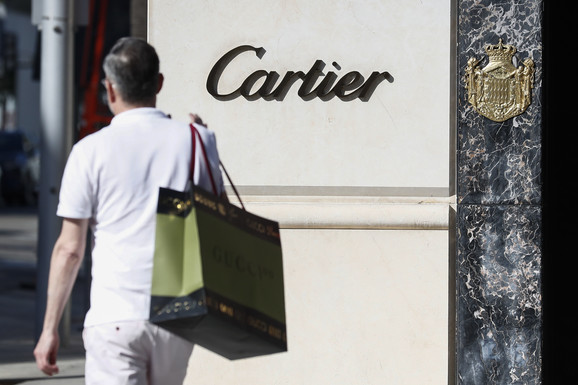 Čovek kupio dijamantske "Cartier" minđuše za 13 dolara zbog greške na sajtu! Kompanija nemoćna, isporučila nakit