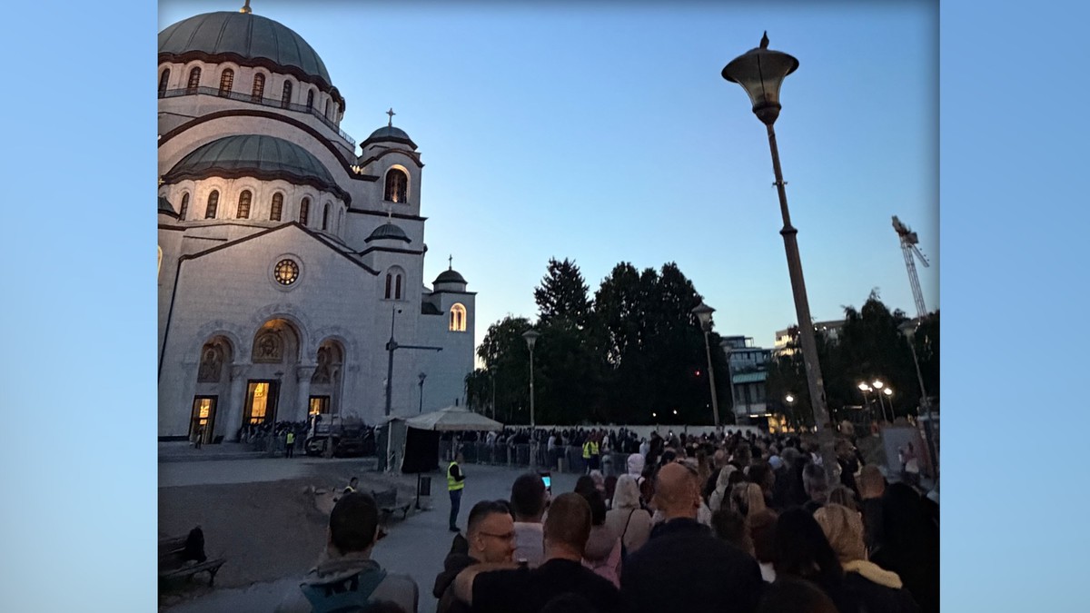 Tačkasta Mara celu noć provela ispred Hrama