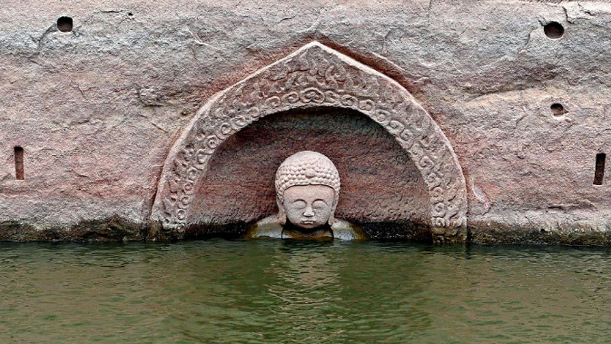 W chińskiej prowincji Jiangxi, na południowym-wschodzie kraju, podczas renowacji zapory na jeziorze Zuixian, znanym również jako Zbiornik Hongmen, przez przypadek odsłoniono wyrzeźbiony w klifie pomnik Buddy, o którego istnieniu wcześniej nie wiedziano. Po prostu wyłonił się z wody!