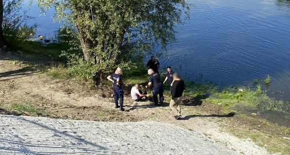 Młody mężczyzna uciekał przed policją. Przepłynął Wartę wpław