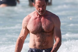 KAKVO TELO DŽEKMAN IMA! Izašao iz vode i kao da je APOLON SIŠAO SA NEBESA: Slavni glumac je u 56. godini BRUTALNO ZGODAN, SA 188 CM I 90 KG diže tegove duplo teže od samog sebe