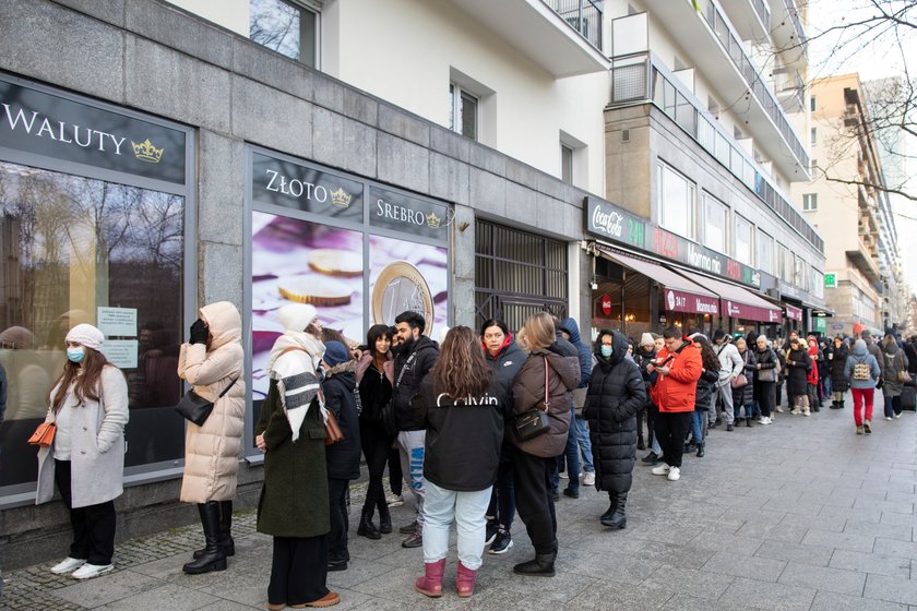 Kolejka do kantoru w centrum Warszawy