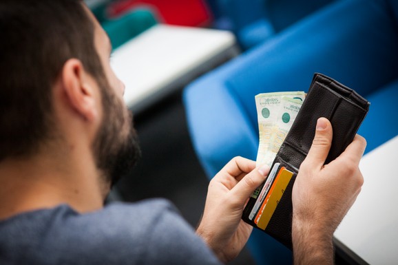 KO U DRŽAVI IMA NAJVEĆU, A KO NAJMANJU PLATU? Razlika u kovertama je veća od 40.000 dinara, a evo gde je zabeležen najniži prosek