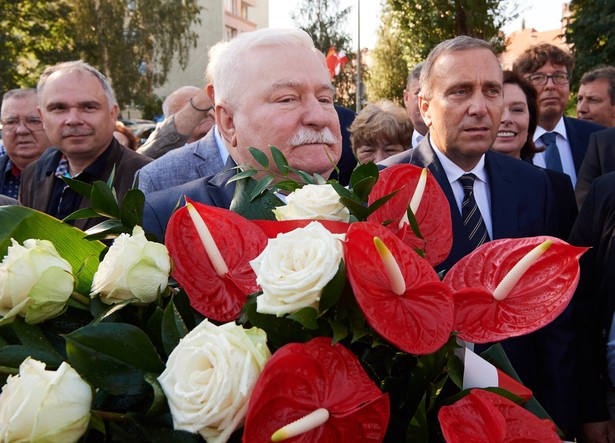 Lech Wałęsa składa kwiaty przed Pomnikiem Poległych Stoczniowców w Gdańsku.