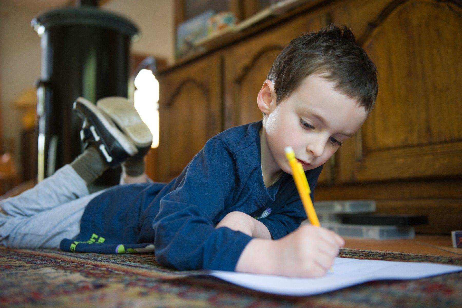 Koľko píšu vaše deti reálne na papier? Tušíte, o čo vo vývoji prichádzajú,  ak tak píšu málo? | Najmama.sk
