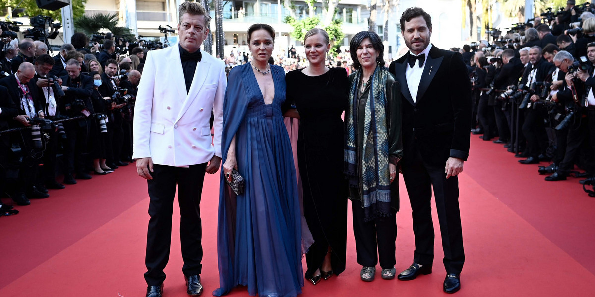 We wtorek 17 maja rozpoczął się 75. Festiwal Filmowy w Cannes 2022. Na ceremonii otwarcia nie mogło zabraknąć Joanny Kulig (w środku)