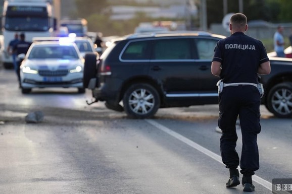KAMION SE ZAKUCAO U AUTOMOBIL Teška saobraćajna nesreća na Ibarskoj magistrali u Preljini: Formirana kilometarska kolona vozila