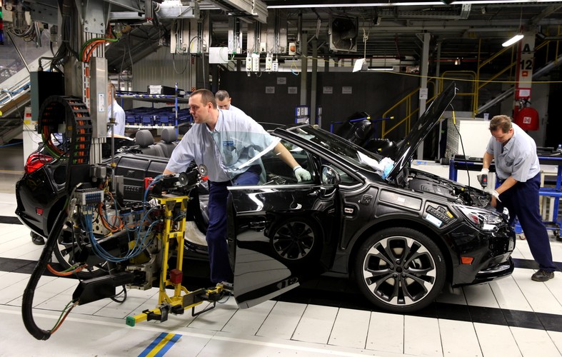 Linia produkcyjna Buick Cascada w fabryce Opla w Gliwicach <br><br> (mr) PAP/Andrzej Grygiel