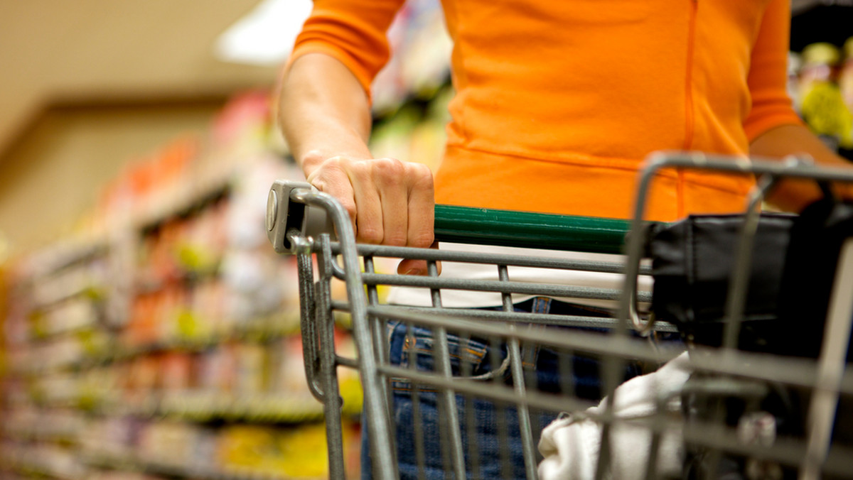 W niedziele wyłączone z handlu klienci wejdą do supermarketu sieci Topaz w Radzyniu Podlaskim przez stację bezynową - donosi "Fakt". W ten sposób właściciele ominą przepisy nowej ustawy.