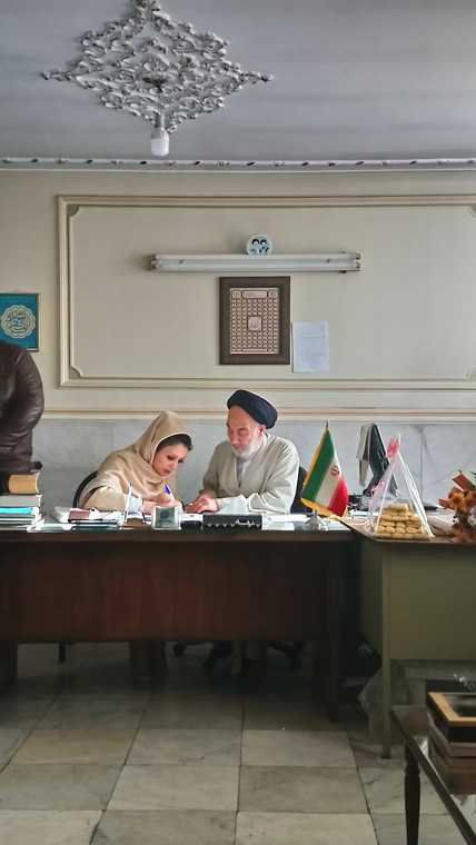 Irański ślub. Panna młoda podpisuje kontrakt małżeński w biurze mułły / fot. Aleksandra Chrobak
