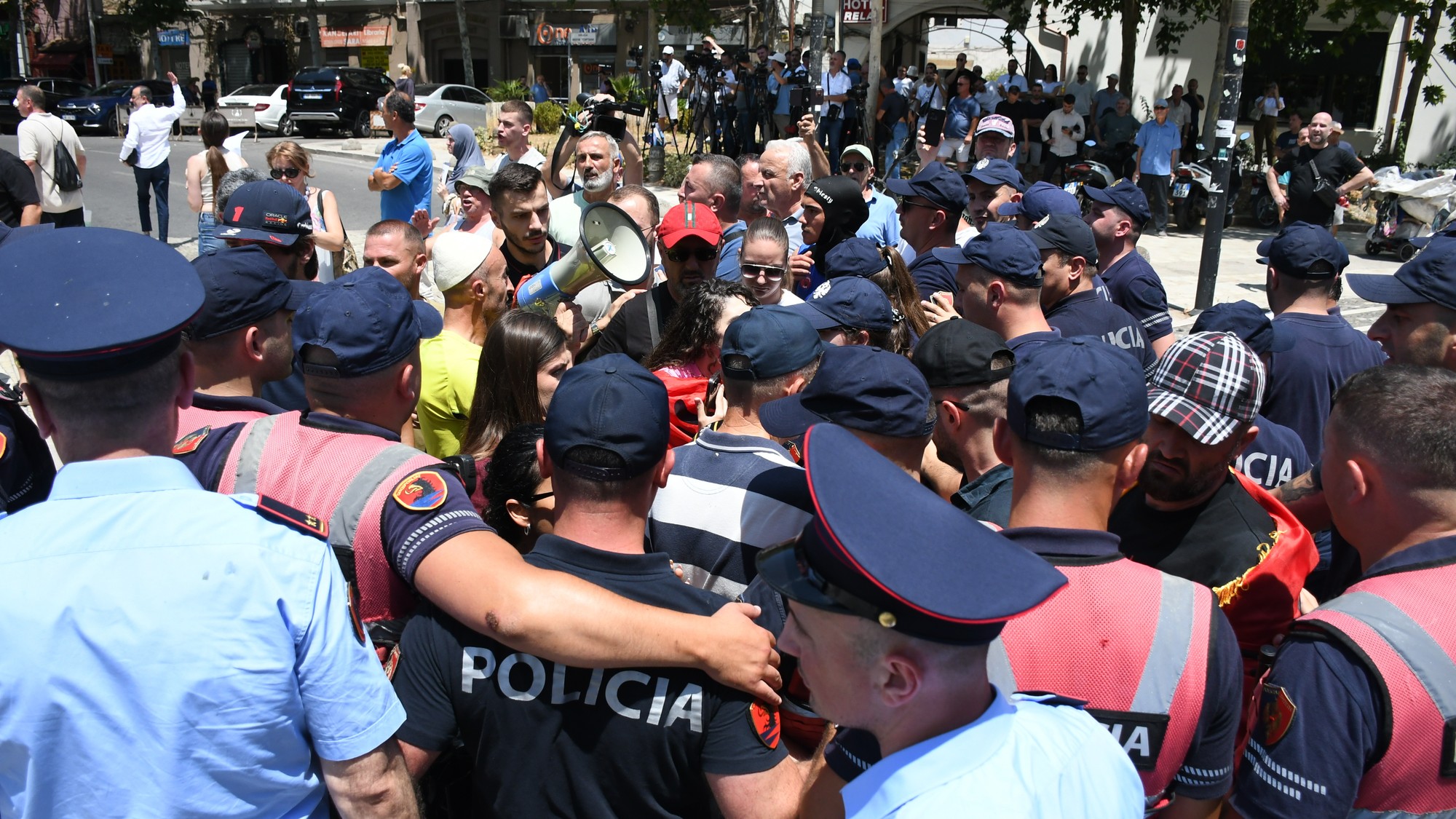 Protesty pred budovou parlamentu v albánskej Tirane.
