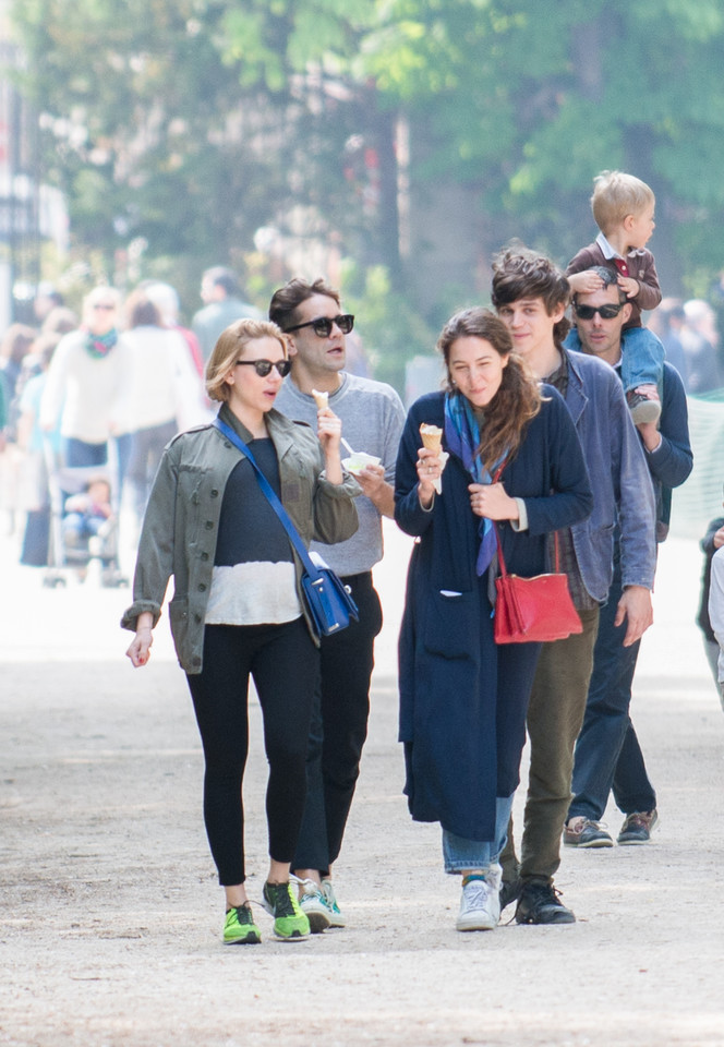 Scarlett Johansson na spacerze w Paryżu
